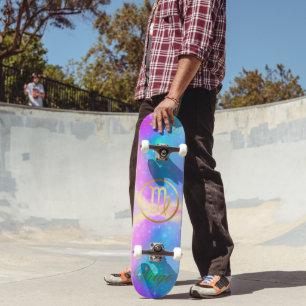 Zodiac Sign Virgo Gold im farbenfrohen Hintergrund Skateboard