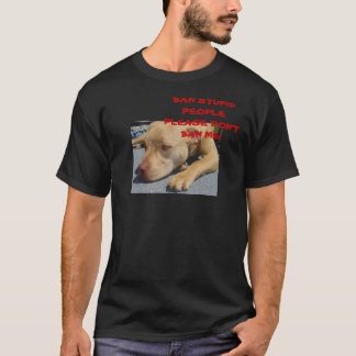 Zoe avec des mots positifs sur un T-shirt