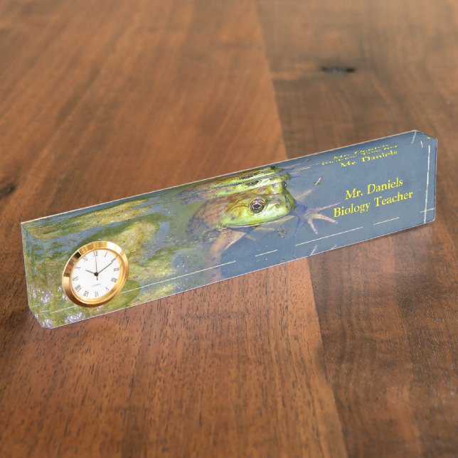 ZOLLBAR / "FROG PEERING OVE WASSER IN POND" NAMENSPLAKETTE (Seite)
