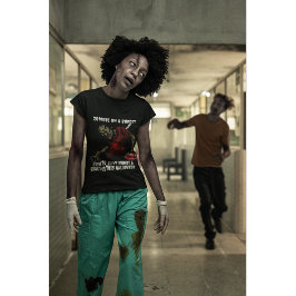 Zombie an einem HaushaltsHalloween T-Shirt