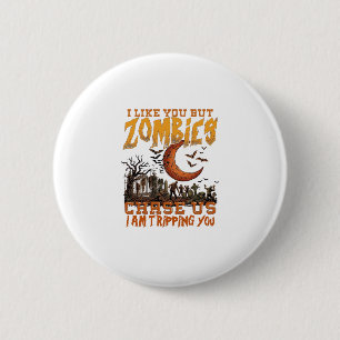 Zombies jagen uns Halloween-Friedhof-Halbmond Button