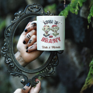 Zombies-Liebe ist braines Halloween-Monogramm Kaffeetasse
