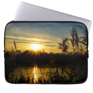 Zonsondergang bij een meertje met rietpluimen. laptopschutzhülle