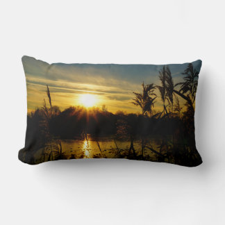 Zonsondergang bij een meertje met rietpluimen. lendenkissen