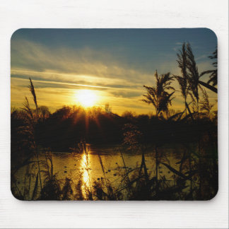 Zonsondergang bij een meertje met rietpluimen. mousepad
