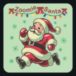 Zoomie Santa Christmas Quadratischer Aufkleber<br><div class="desc">Mein energiegeladenes Pelzbaby, das hin und her zoomte, inspirierte dieses lustige Weihnachtsdesign. Es ist auch mein erstes Mal, dass ich künstlerische KI-Werke benutze, da ich immer noch an meinen Fähigkeiten arbeite, um Menschen zeichnen. Ich kann mir leicht vorstellen, dass Santa am Nordpol herumläuft, besonders im Dezember! Ich wünsche dir frohe...</div>
