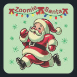Zoomie Santa Christmas Quadratischer Aufkleber<br><div class="desc">Mein energiegeladenes Pelzbaby, das hin und her zoomte, inspirierte dieses lustige Weihnachtsdesign. Es ist auch mein erstes Mal, dass ich künstlerische KI-Werke benutze, da ich immer noch an meinen Fähigkeiten arbeite, um Menschen zeichnen. Ich kann mir leicht vorstellen, dass Santa am Nordpol herumläuft, besonders im Dezember! Ich wünsche dir frohe...</div>