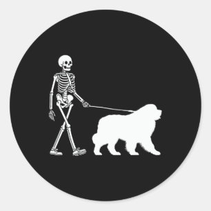 Zu Fuß ein Hundemuseum in Neufundland Runder Aufkleber