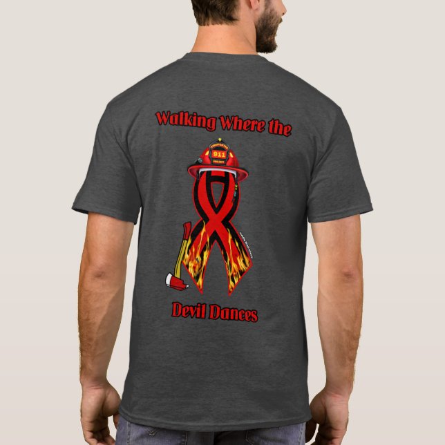 Zu Fuß, wo der Teufel tanzt...Feuerwehrmann T-Shirt (Rückseite)