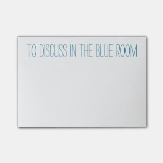 Zu im blauen Raum besprochen werden Post-it Klebezettel