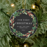 Zu unseren ersten Weihnachten als Keramik O Keramik Ornament<br><div class="desc">Der Weihnachtsschmuck mit Bordeaux-Beere und Kiefernkranz gepaart mit einem lustigen Schriftart. Editieren Sie einfach *most*,  um Ihren Eventbedürfnissen gerecht zu werden. Ändern Sie die Hintergrundfarbe.</div>