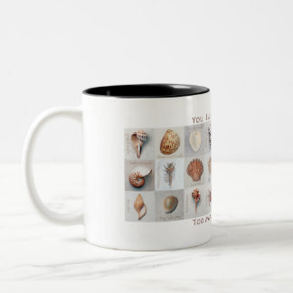 Zu viele Muschel-Tasse Zweifarbige Tasse