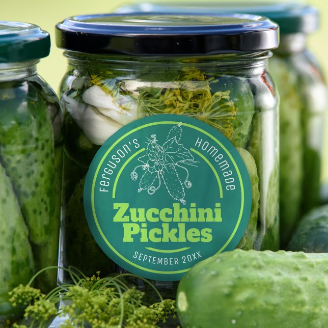 Zucchini pickelt grünes weißes Glas Runder Aufkleber (Von Creator hochgeladen)