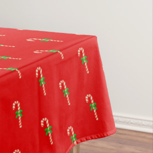 Zuckerstangenmuster auf roter Tischdecke