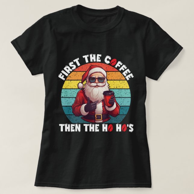Zuerst der Kaffee dann der Weihnachtsmann der Ho H T-Shirt (Design vorne)