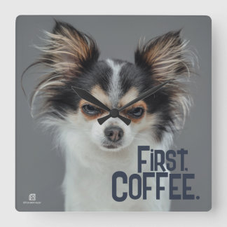 Zuerst Kaffee. - Anpassbare Chihuahua Quadratische Wanduhr