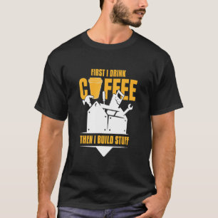 Zuerst Kaffee dann baue ich Holz mit Werkzeugen T-Shirt