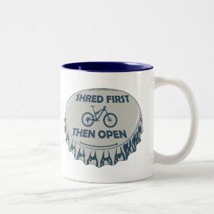 Zuerst shreddern, dann Mountainbiken Zweifarbige Tasse