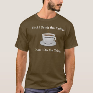 Zuerst trinke ich den Kaffee, dann, das ich das T-Shirt