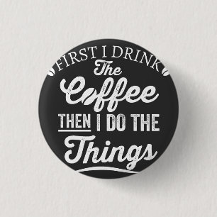 Zuerst trinke ich Kaffee, dann mache ich die Sache Button