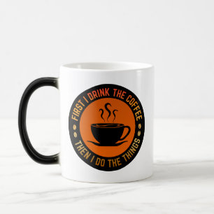 Zuerst trinke ich Kaffee, dann mache ich die Sache Verwandlungstasse