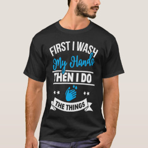 Zuerst wasche ich mir die Hände, dann mache ich di T-Shirt