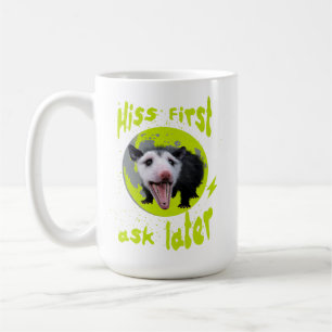 Zuerst zischen, dann fragen, lustiger Opossum-Humo Kaffeetasse