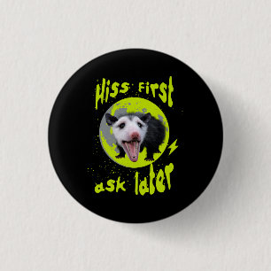 Zuerst zischen, dann fragen Lustiger Opossum-Humor Button