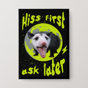 Zuerst zischen, dann fragen Lustiger Opossum-Humor Button