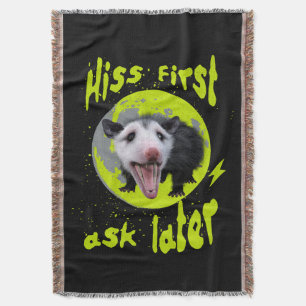 Zuerst zischen, dann fragen Lustiger Opossum-Humor Decke