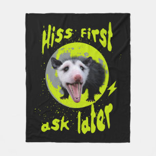 Zuerst zischen, dann fragen Lustiger Opossum-Humor Fleecedecke