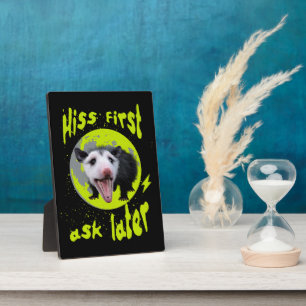 Zuerst zischen, dann fragen Lustiger Opossum-Humor Fotoplatte