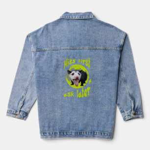 Zuerst zischen, dann fragen Lustiger Opossum-Humor Jeansjacke
