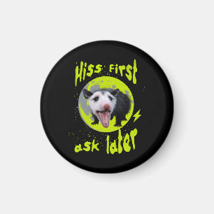 Zuerst zischen, dann fragen Lustiger Opossum-Humor Magnet