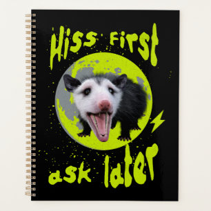 Zuerst zischen, dann fragen Lustiger Opossum-Humor Planer