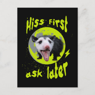 Zuerst zischen, dann fragen Lustiger Opossum-Humor Postkarte