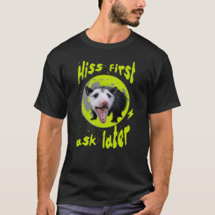 Zuerst zischen, dann fragen Lustiger Opossum-Humor T-Shirt