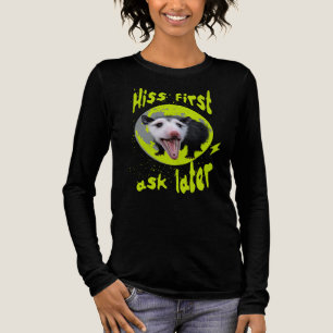 Zuerst zischen, dann fragen Lustiger Opossum-Humor Tri-Blend Shirt