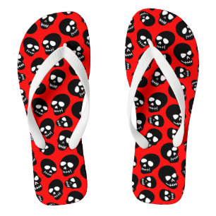 Zufällige schwarze Totenköpfe auf Rot Flip Flops