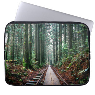 Zug-Bahnen im Wald Laptopschutzhülle