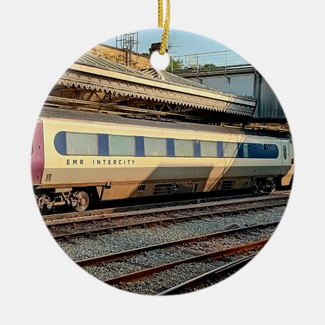 Zug Beige und Maroon Keramik Ornament (Vorne)