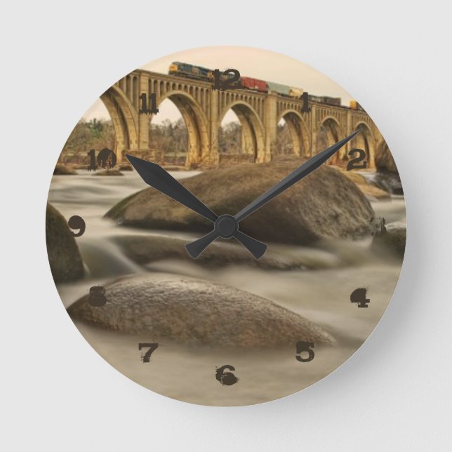 Zug über James River Runde Wanduhr (Vorderseite)