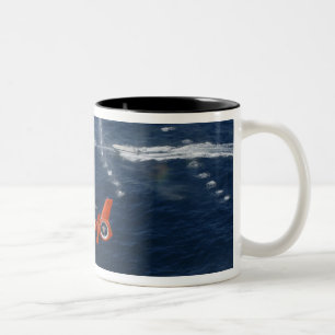 Züge einer Hubschrauber-Crew Zweifarbige Tasse