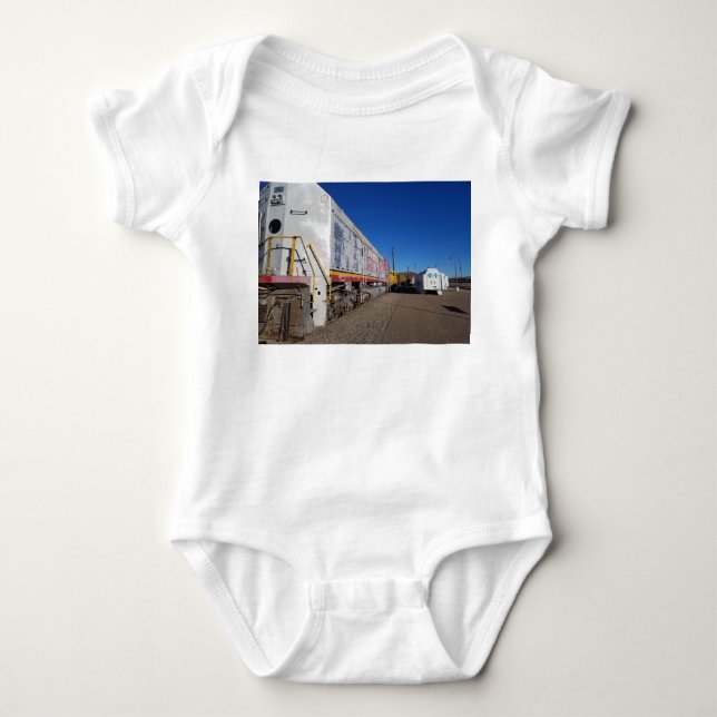 Zugfahrzeug Baby Strampler (Vorderseite)