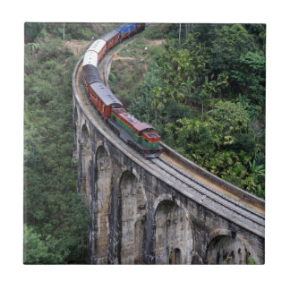 Zugüberquerung der Brücke im Hochland Sri Lankas Fliese