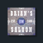 Zuhause Bar Beer Saloon Leinwanddruck<br><div class="desc">Erstellen Sie Ihre eigene Country Western Stil (rustikal amerikanischen Wildwest) Zuhause Bar Wand Leinwand mit dieser einfachen, diy Vorlage. Dieser gerundete, umhüllte Leinendruck, der in Vintagen Schnörkeln in Weiß-, Grau- und Blautönen gehalten ist, kann mit Ihrem eigenen Namen, Initialen/Monogramm personalisiert werden und das Jahr, in dem Ihre Brauerei, Bar oder...</div>