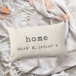 "Zuhause" Benutzerdefinierte Koordinaten Throw-Kis Lendenkissen<br><div class="desc">Zeigen Sie Ihre Liebe für Ihre Heimatstadt oder aktuelle Stadt mit unseren benutzerdefinierten Koordinaten Lumbalwirbelkissen. Auf dem mit "Zuhause" und den Koordinaten unten dargestellten, neutralen Elfenbeinkissen finden Sie den Namen Ihrer Stadt, den Breitengrad und den Längengrad in der Vintagen Schriftzeichen-Schrift. Geben Sie Ihren Stadt-Namen und Ihre Koordinaten mit den angegebenen...</div>