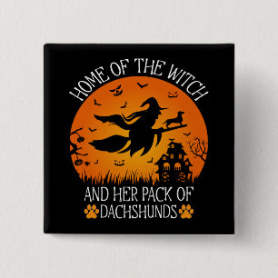 Zuhause der Hexe und ihr Bündel von Dackeln Cool Button