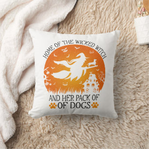 Zuhause der Wicken Hexe und ihre Hundepackung Cool Kissen