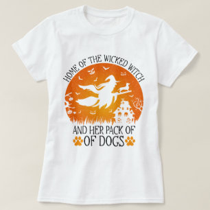 Zuhause der Wicken Hexe und ihre Hundepackung Cool T-Shirt